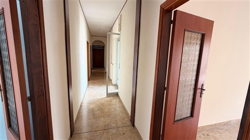 Zona Semi-Centrale, Appartamento di 4 Vani Oltre Accessori, Vano Deposito e Box Auto.